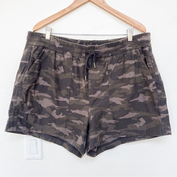 Athleta Camo Farallon Shorts Size 20 - Picture 3 of 6